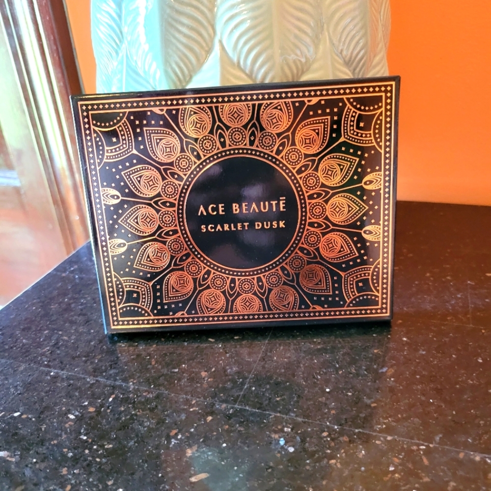 Ace beaute eyeshadow palette "Sacarlet dusk"